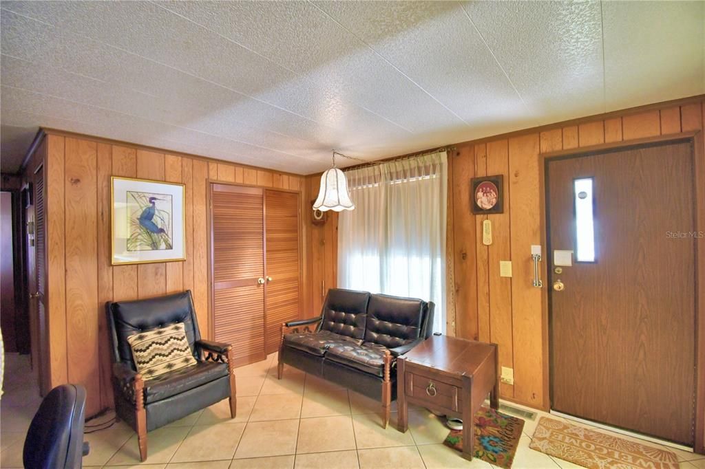 For Sale: $102,000 (2 beds, 2 baths, 1296 Square Feet)