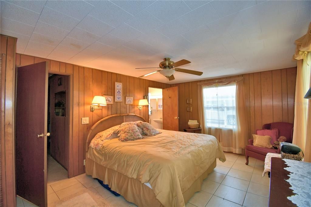 For Sale: $102,000 (2 beds, 2 baths, 1296 Square Feet)