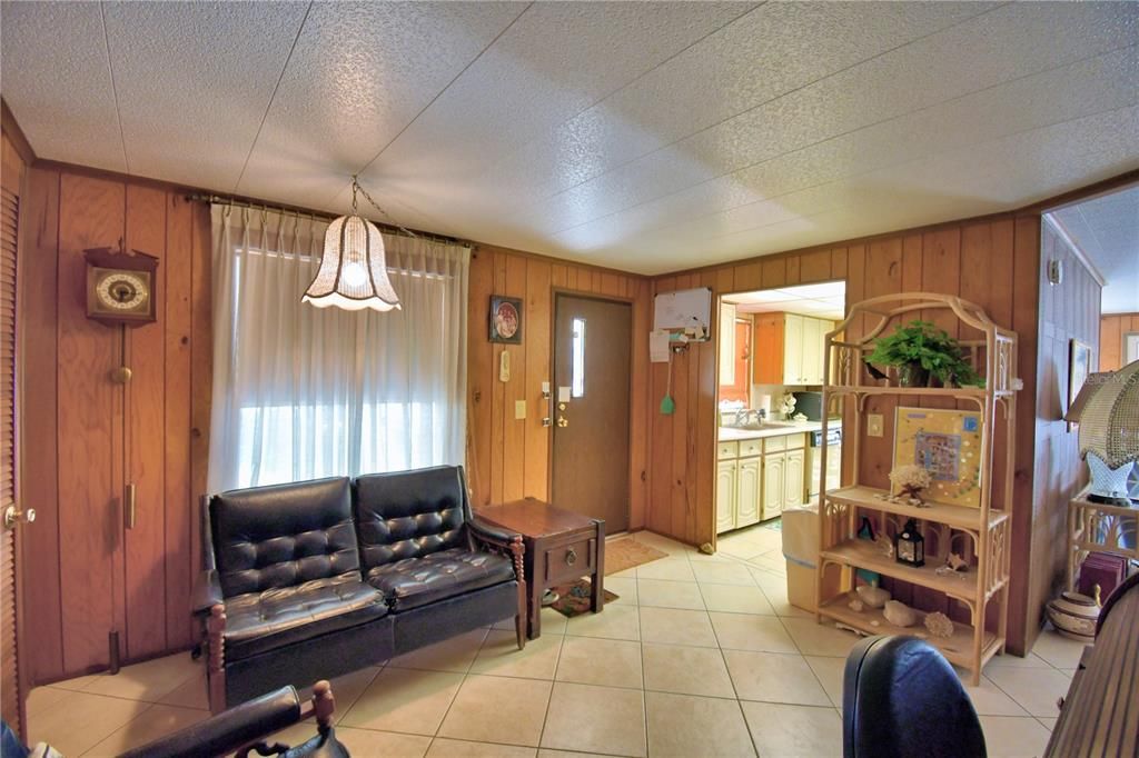 For Sale: $102,000 (2 beds, 2 baths, 1296 Square Feet)