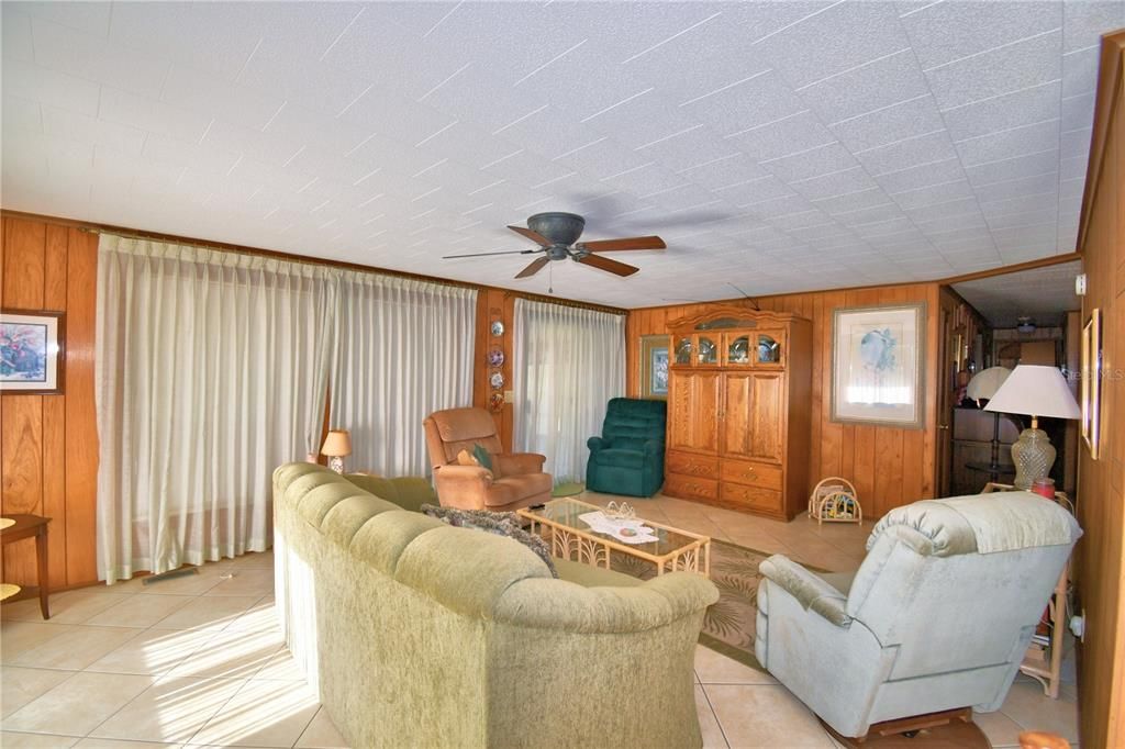 For Sale: $102,000 (2 beds, 2 baths, 1296 Square Feet)