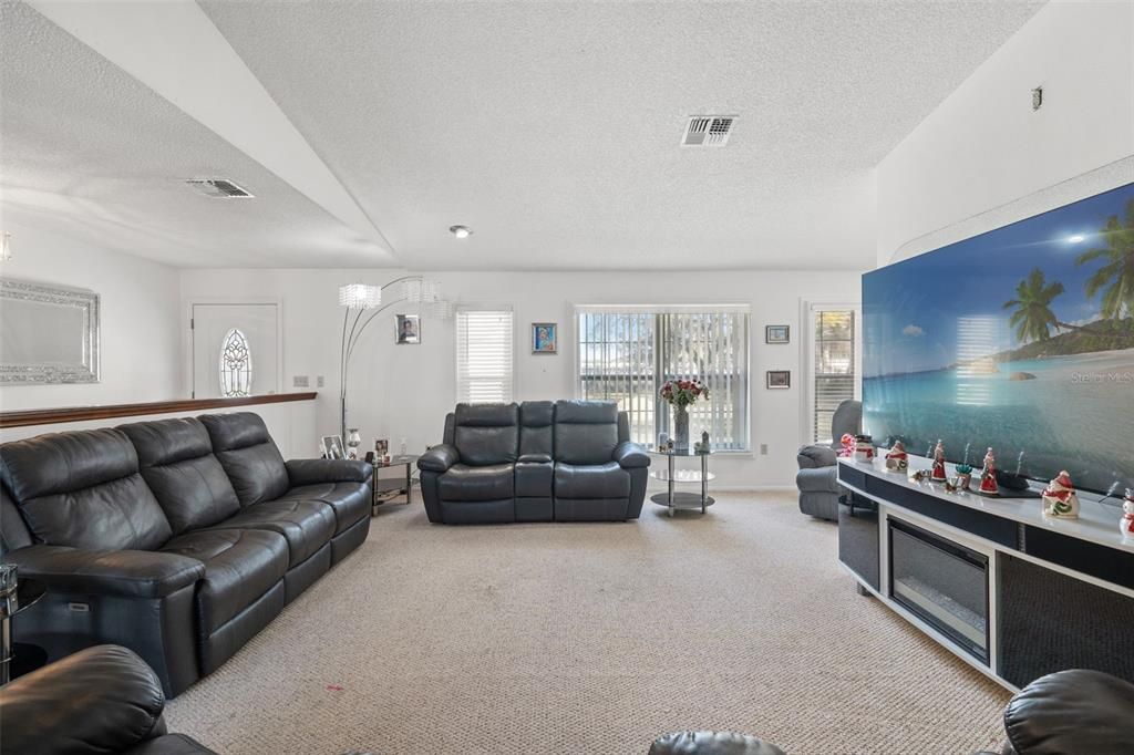 Active With Contract: $375,000 (3 beds, 2 baths, 2100 Square Feet)