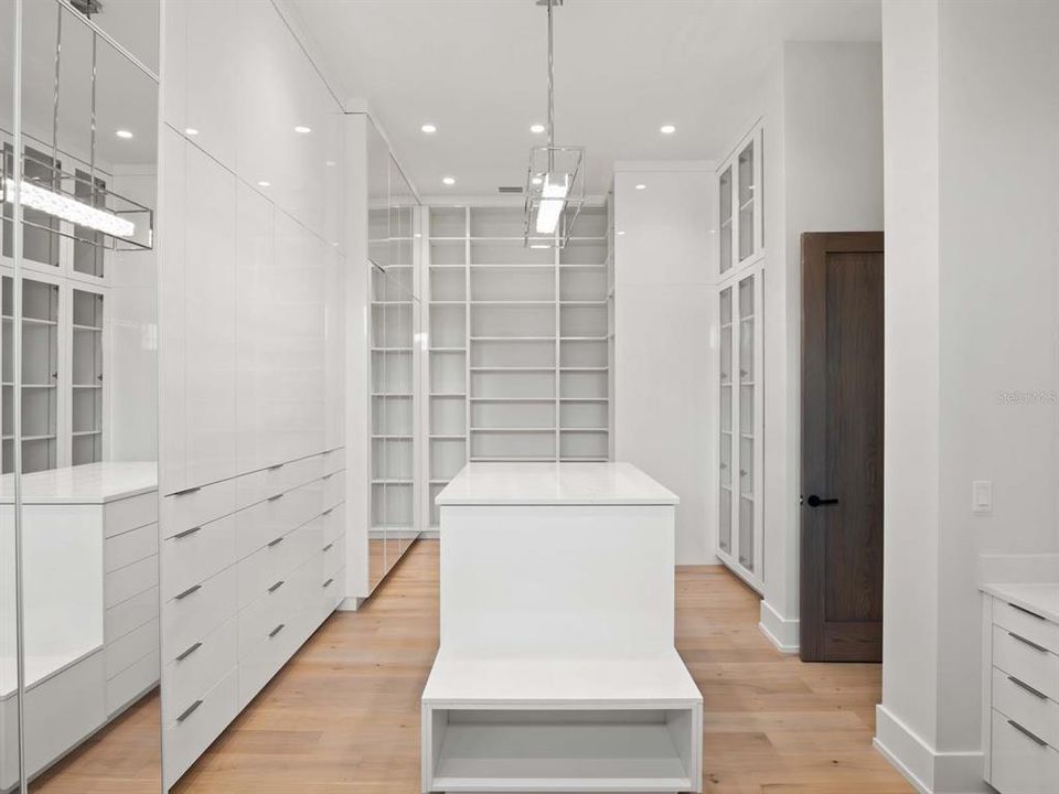 For Sale: $5,495,000 (5 beds, 5 baths, 6056 Square Feet)