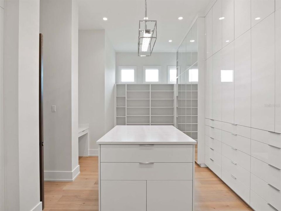 For Sale: $5,495,000 (5 beds, 5 baths, 6056 Square Feet)