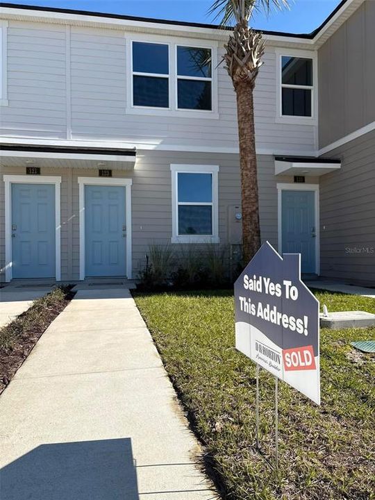 Vendido Recientemente: $213,990 (2 camas, 2 baños, 1151 Pies cuadrados)