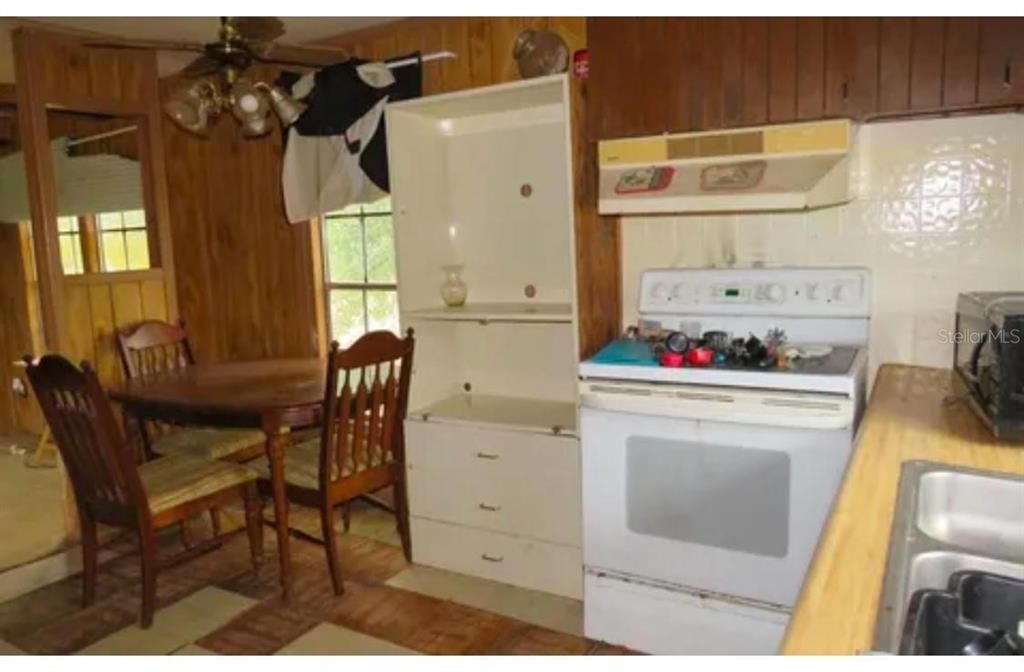 For Sale: $150,000 (2 beds, 1 baths, 624 Square Feet)