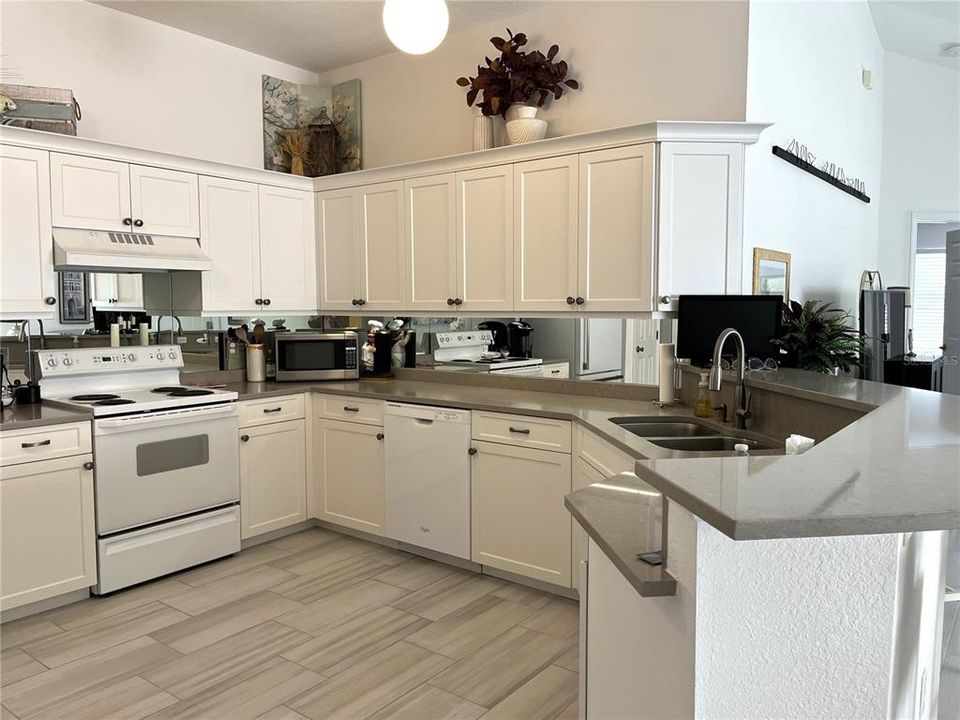 Active With Contract: $300,000 (2 beds, 2 baths, 1306 Square Feet)