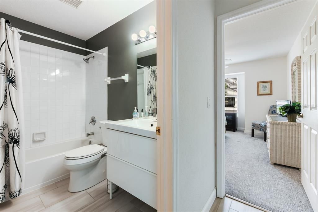 Active With Contract: $300,000 (2 beds, 2 baths, 1306 Square Feet)