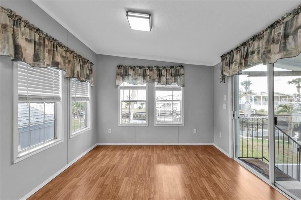 Под контрактом: $229,900 (2 спален, 2 ванн, 1104 Квадратных фут)