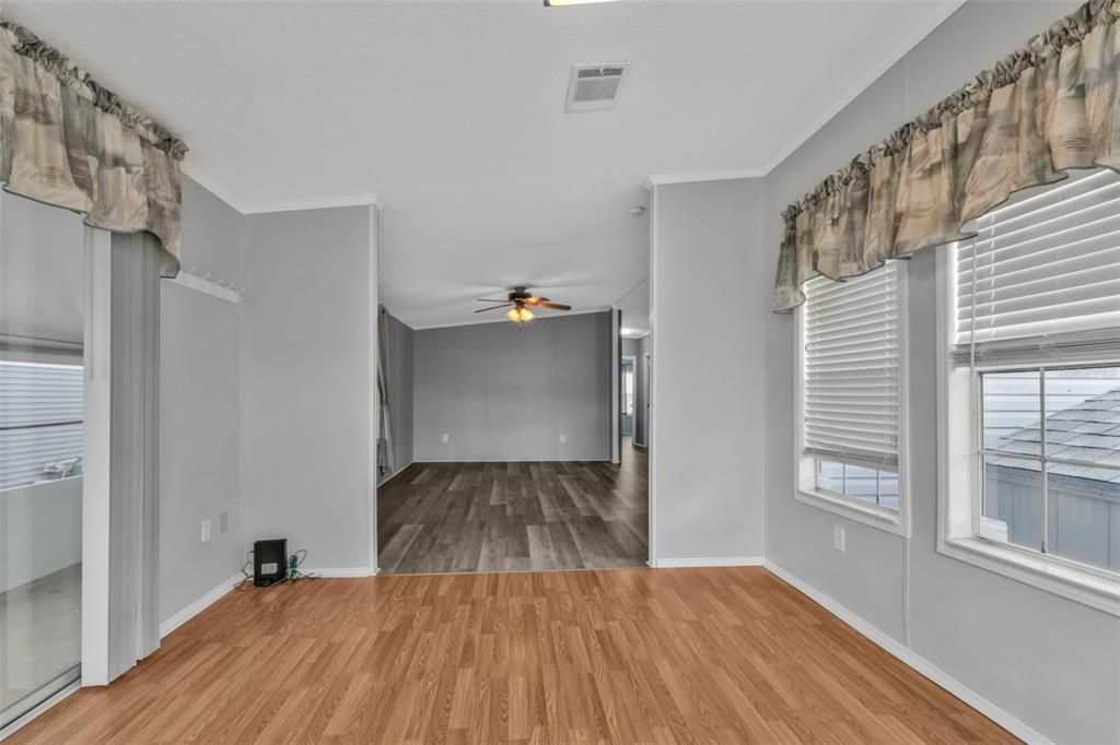 Под контрактом: $229,900 (2 спален, 2 ванн, 1104 Квадратных фут)