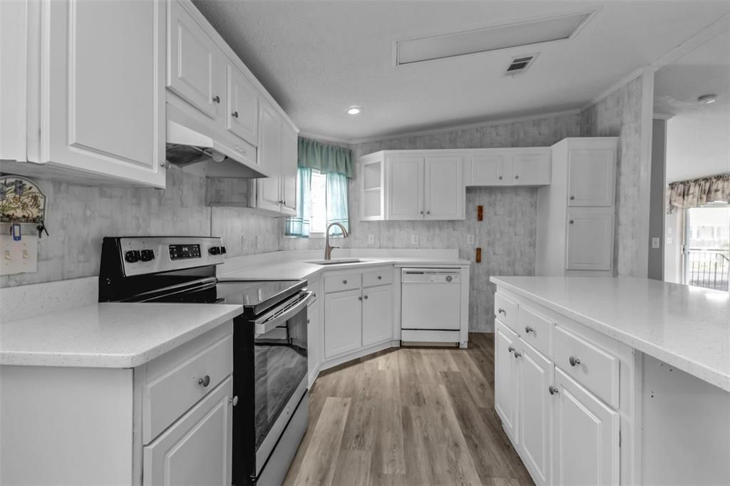 Под контрактом: $229,900 (2 спален, 2 ванн, 1104 Квадратных фут)