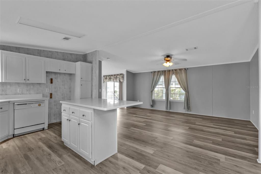 Под контрактом: $229,900 (2 спален, 2 ванн, 1104 Квадратных фут)