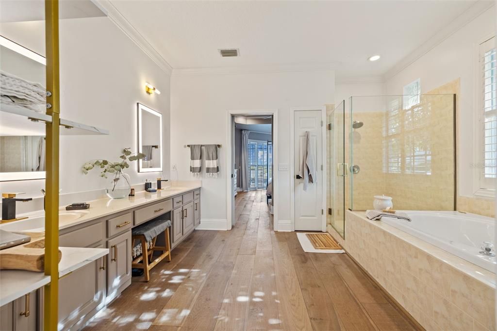 合同活跃: $1,030,000 (4 贝兹, 3 浴室, 2540 平方英尺)