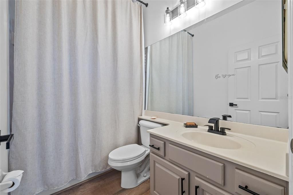 合同活跃: $1,030,000 (4 贝兹, 3 浴室, 2540 平方英尺)