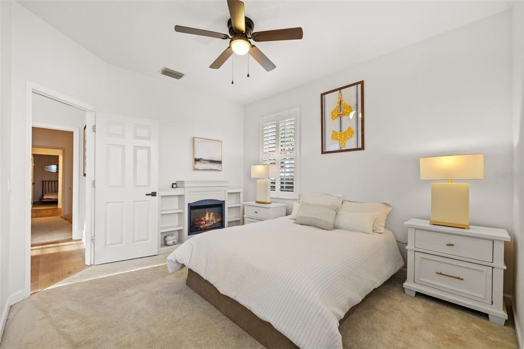 合同活跃: $1,030,000 (4 贝兹, 3 浴室, 2540 平方英尺)