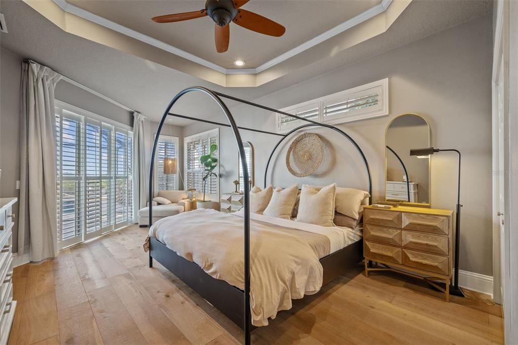 合同活跃: $1,030,000 (4 贝兹, 3 浴室, 2540 平方英尺)