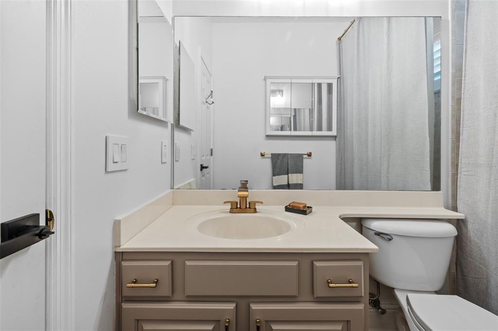 合同活跃: $1,030,000 (4 贝兹, 3 浴室, 2540 平方英尺)