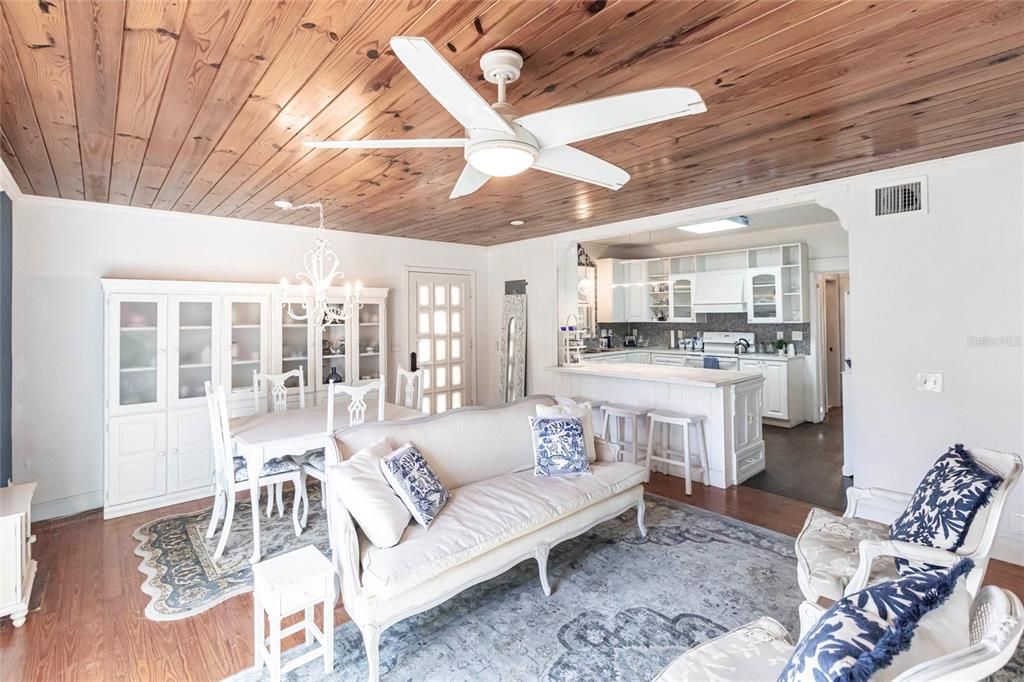 Active With Contract: $339,000 (3 beds, 2 baths, 1462 Square Feet)