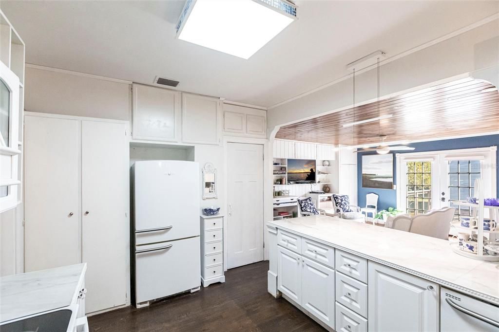 Active With Contract: $339,000 (3 beds, 2 baths, 1462 Square Feet)