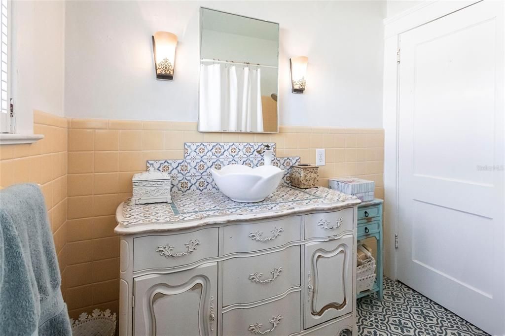 Active With Contract: $339,000 (3 beds, 2 baths, 1462 Square Feet)