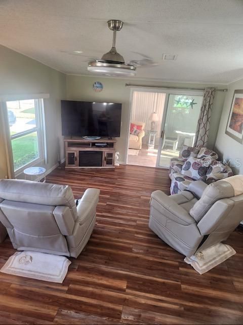 合同活跃: $189,900 (2 贝兹, 2 浴室, 1027 平方英尺)