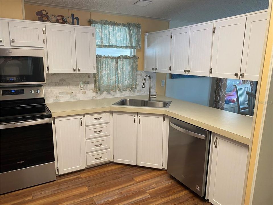 合同活跃: $189,900 (2 贝兹, 2 浴室, 1027 平方英尺)