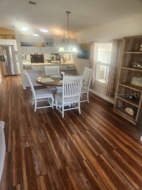 合同活跃: $189,900 (2 贝兹, 2 浴室, 1027 平方英尺)