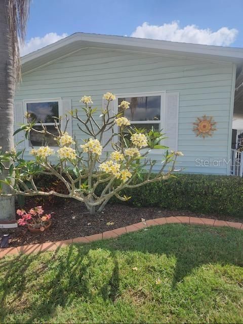 合同活跃: $189,900 (2 贝兹, 2 浴室, 1027 平方英尺)