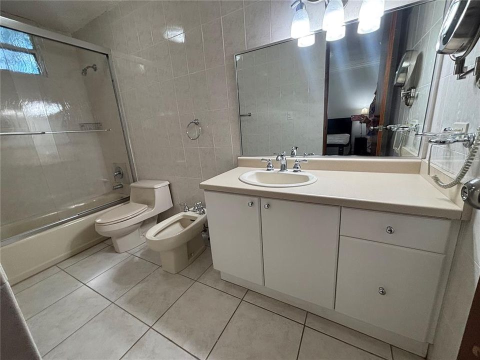 Activo con contrato: $2,300 (2 camas, 2 baños, 1650 Pies cuadrados)