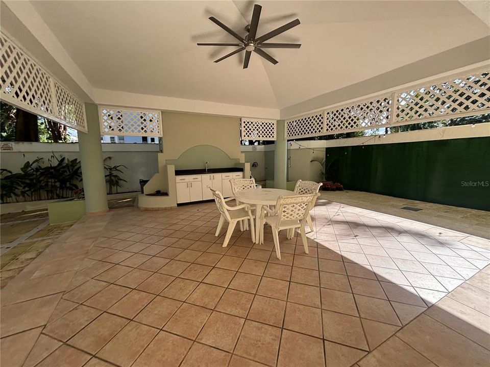 Activo con contrato: $2,300 (2 camas, 2 baños, 1650 Pies cuadrados)