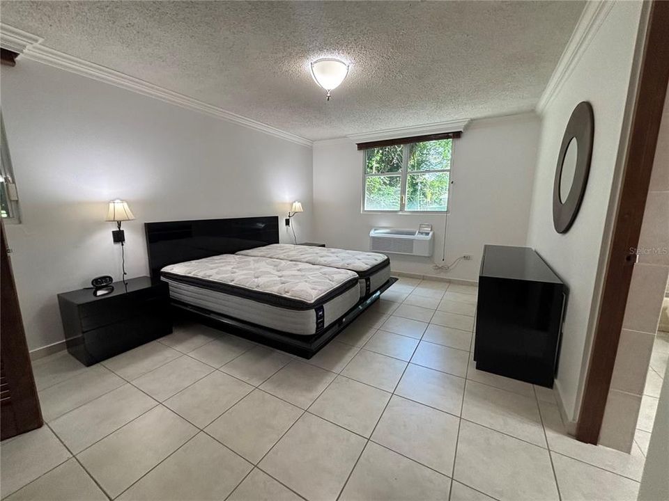 Activo con contrato: $2,300 (2 camas, 2 baños, 1650 Pies cuadrados)