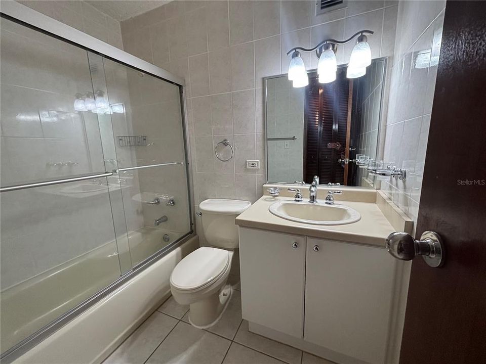 Activo con contrato: $2,300 (2 camas, 2 baños, 1650 Pies cuadrados)