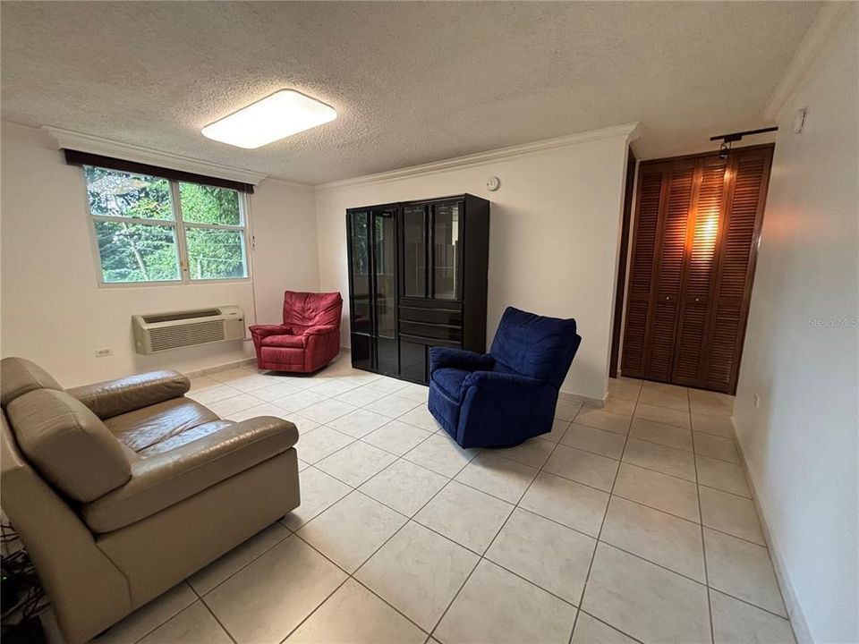 Activo con contrato: $2,300 (2 camas, 2 baños, 1650 Pies cuadrados)