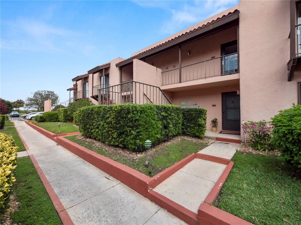 For Sale: $104,000 (2 beds, 2 baths, 954 Square Feet)