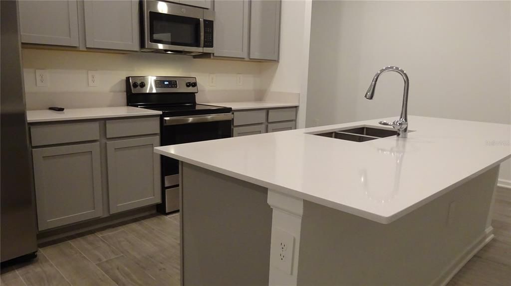 Под контрактом: $419,800 (4 спален, 2 ванн, 2280 Квадратных фут)