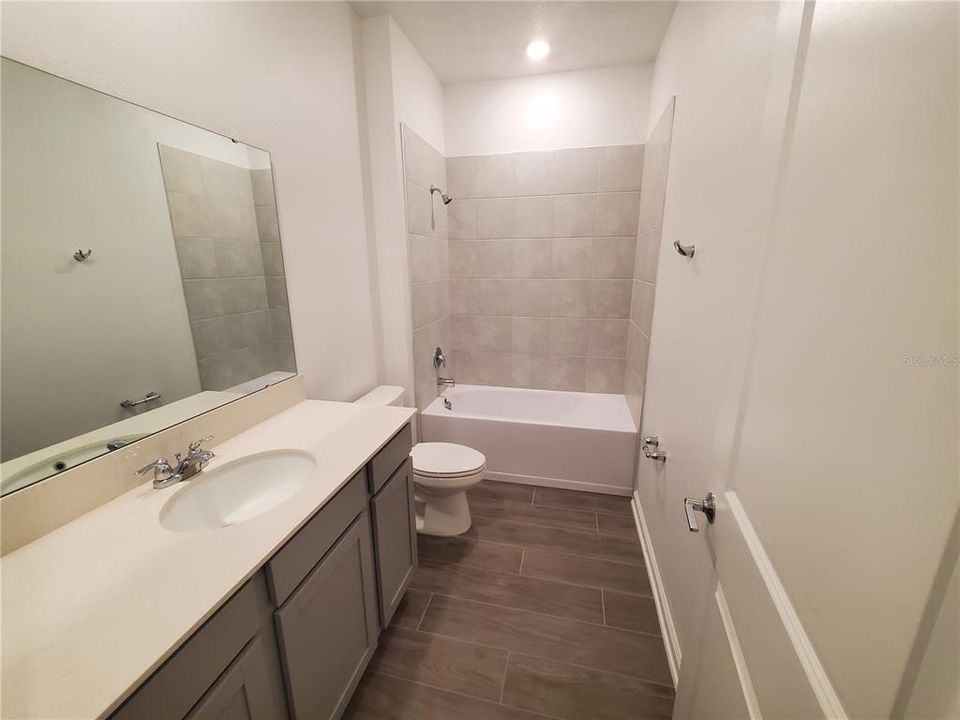 Под контрактом: $419,800 (4 спален, 2 ванн, 2280 Квадратных фут)