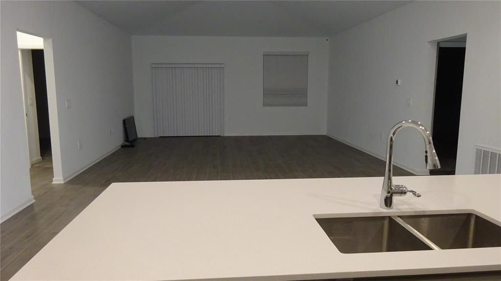 Под контрактом: $419,800 (4 спален, 2 ванн, 2280 Квадратных фут)