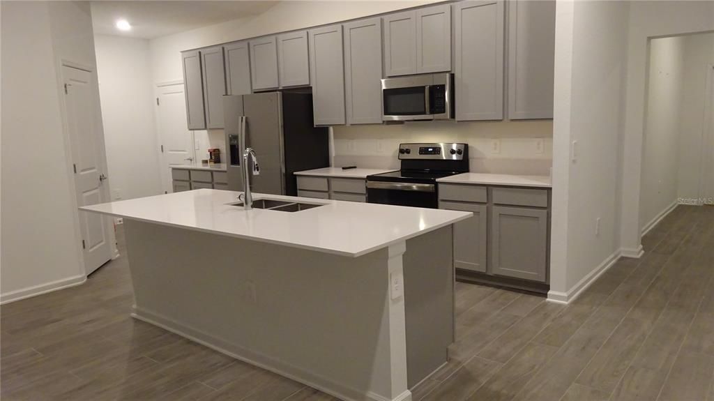 Под контрактом: $419,800 (4 спален, 2 ванн, 2280 Квадратных фут)