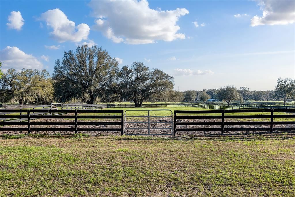 For Sale: $875,000 (1 beds, 1 baths, 400 Square Feet)