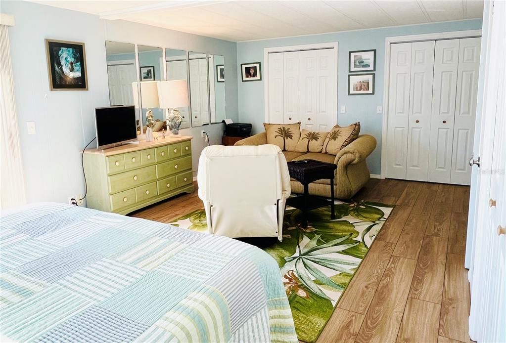 Под контрактом: $199,000 (2 спален, 1 ванн, 1104 Квадратных фут)