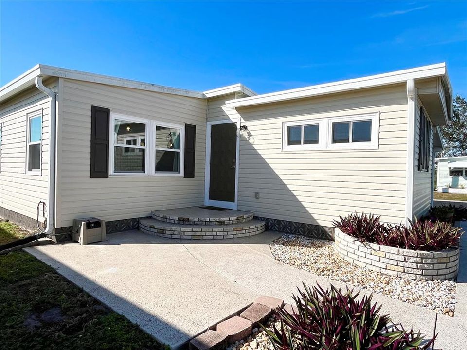 Под контрактом: $199,000 (2 спален, 1 ванн, 1104 Квадратных фут)