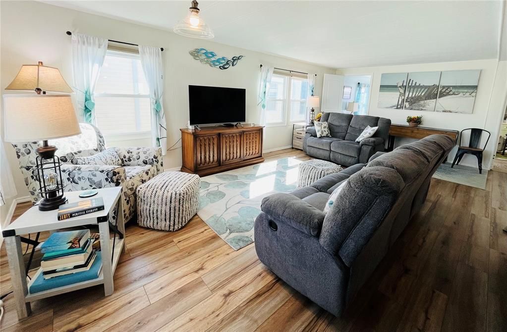 Под контрактом: $199,000 (2 спален, 1 ванн, 1104 Квадратных фут)