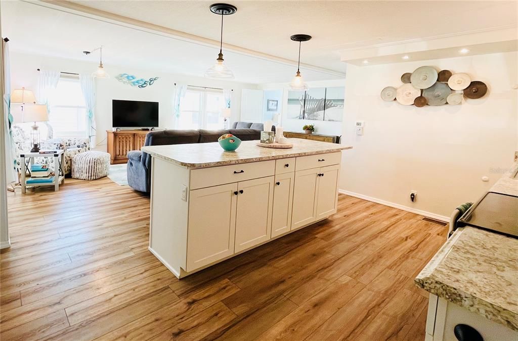 Под контрактом: $199,000 (2 спален, 1 ванн, 1104 Квадратных фут)