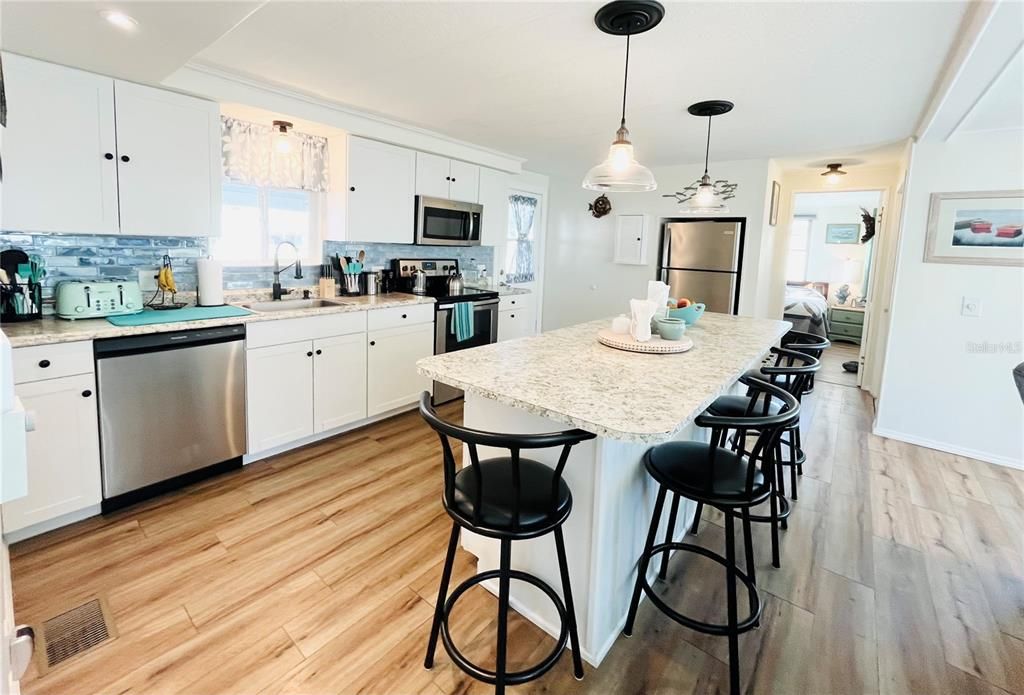 Под контрактом: $199,000 (2 спален, 1 ванн, 1104 Квадратных фут)