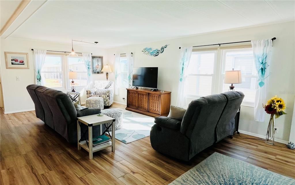 Под контрактом: $199,000 (2 спален, 1 ванн, 1104 Квадратных фут)