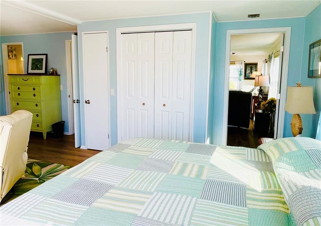 Под контрактом: $199,000 (2 спален, 1 ванн, 1104 Квадратных фут)