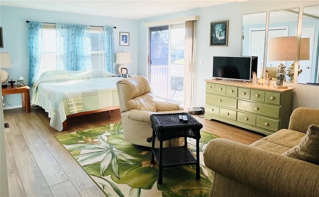 Под контрактом: $199,000 (2 спален, 1 ванн, 1104 Квадратных фут)