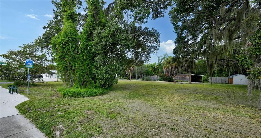 待售: $395,000 (0.24 acres)