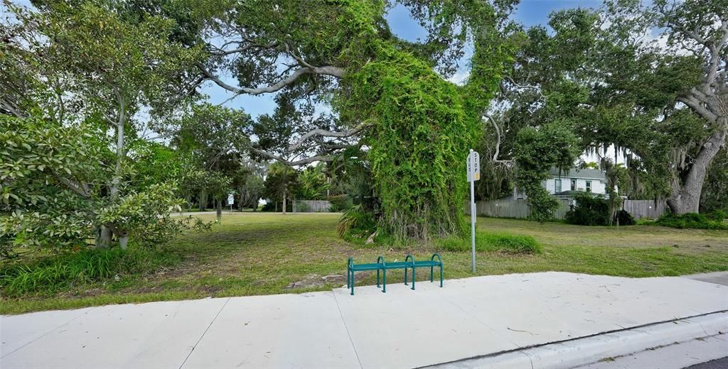 待售: $395,000 (0.24 acres)