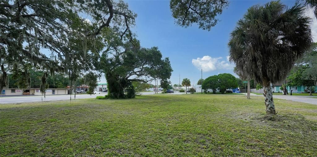 待售: $395,000 (0.24 acres)