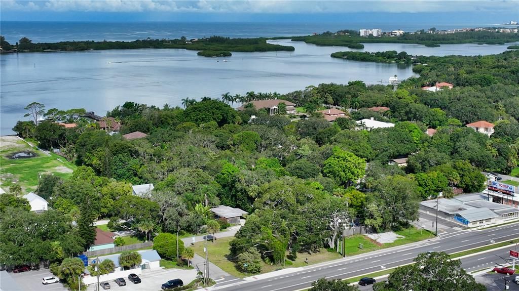 待售: $395,000 (0.24 acres)